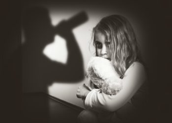 Frühkindliche Traumatisierung verfolgen die Betroffene bis ins Erwachsenenalter. Bild: ambrozinio - fotolia