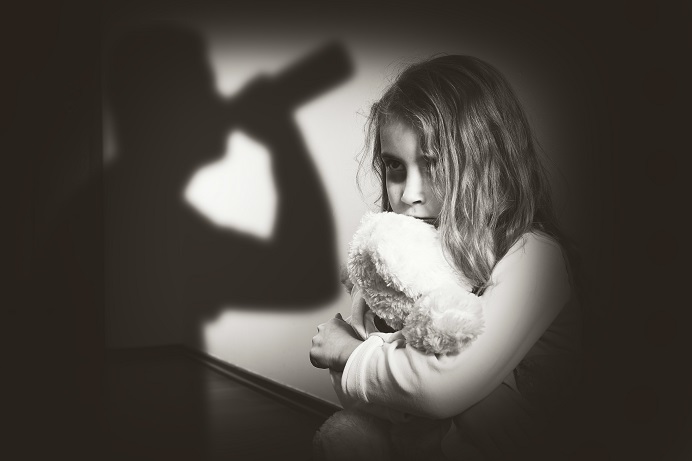 Frühkindliche Traumatisierung verfolgen die Betroffene bis ins Erwachsenenalter. Bild: ambrozinio - fotolia