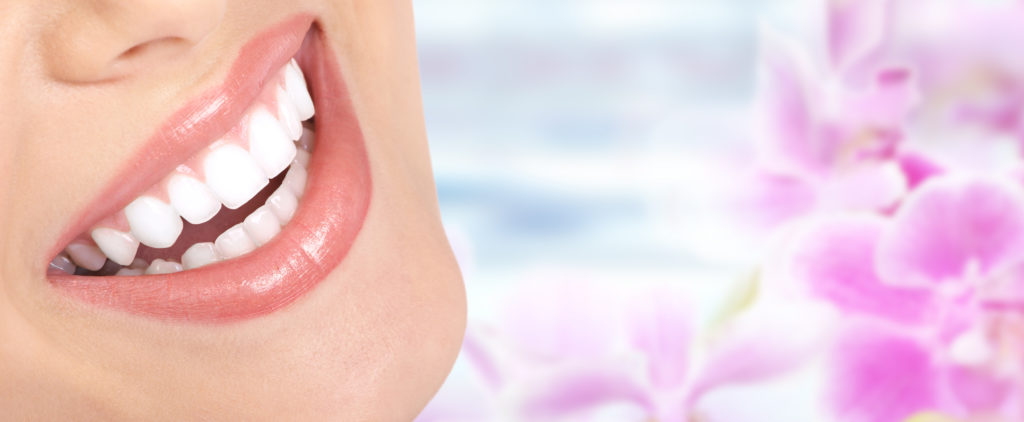 Weiße Zähne sind ein weit verbreitetes Schönheitsideal, wobei zum Aufhellen der Zähne unterschiedliche Methoden angewandt werden. (Bild: Kurhan/fotolia.com)