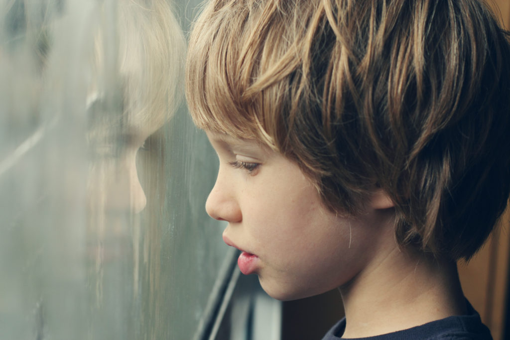 Kinder mit Autismus haben erhebliche Schwierigkeiten sich in soziale Beziehungen einzubringen und wirken auf Außenstehenden oft wie Eigenbrödler. (Bild: dubova/fotolia.com)