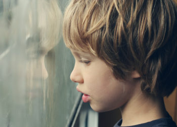 Kinder mit Autismus haben erhebliche Schwierigkeiten sich in soziale Beziehungen einzubringen und wirken auf Außenstehenden oft wie Eigenbrödler. (Bild: dubova/fotolia.com)
