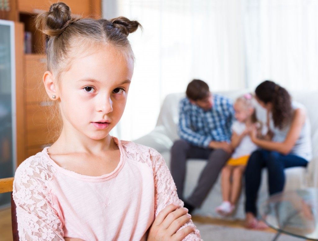 Innerhalb der Familie bringt die Autismus-Erkrankung eines Kindes zahlreiche Probleme mit sich, die auch die Geschwister betreffen. Oft fühlen sich diese angesichts der hohen Aufmerksamkeit für das betroffene Kind vernachlässigt. (Bild: JackF/fotolia.com)