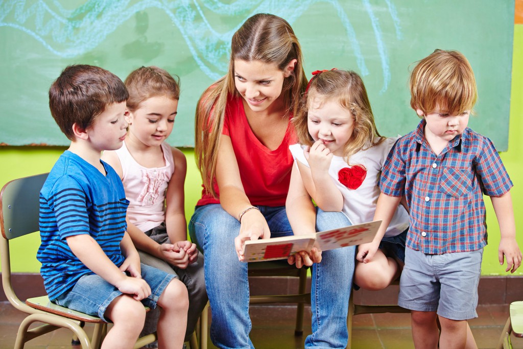 Bei der Erziehung autistischer Kinder wird auch das Fachpersonal vor erhebliche Herausforderungen gestellt. (Bild: Robert Kneschke/fotolia.com)