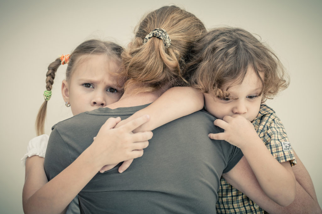 Kinder von depressiven Eltern zeigen deutlich schlechtere schulische Leistungen. (Bild: altanaka/fotolia.com)