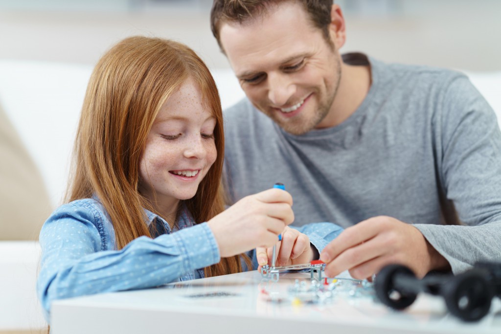 Hochbegabte Kinder sollten sowohl in der Schule als auch im außerschulischen Umfeld besonders gefördert und gefordert werden. (Bild: contrastwerkstatt/fotolia.com)