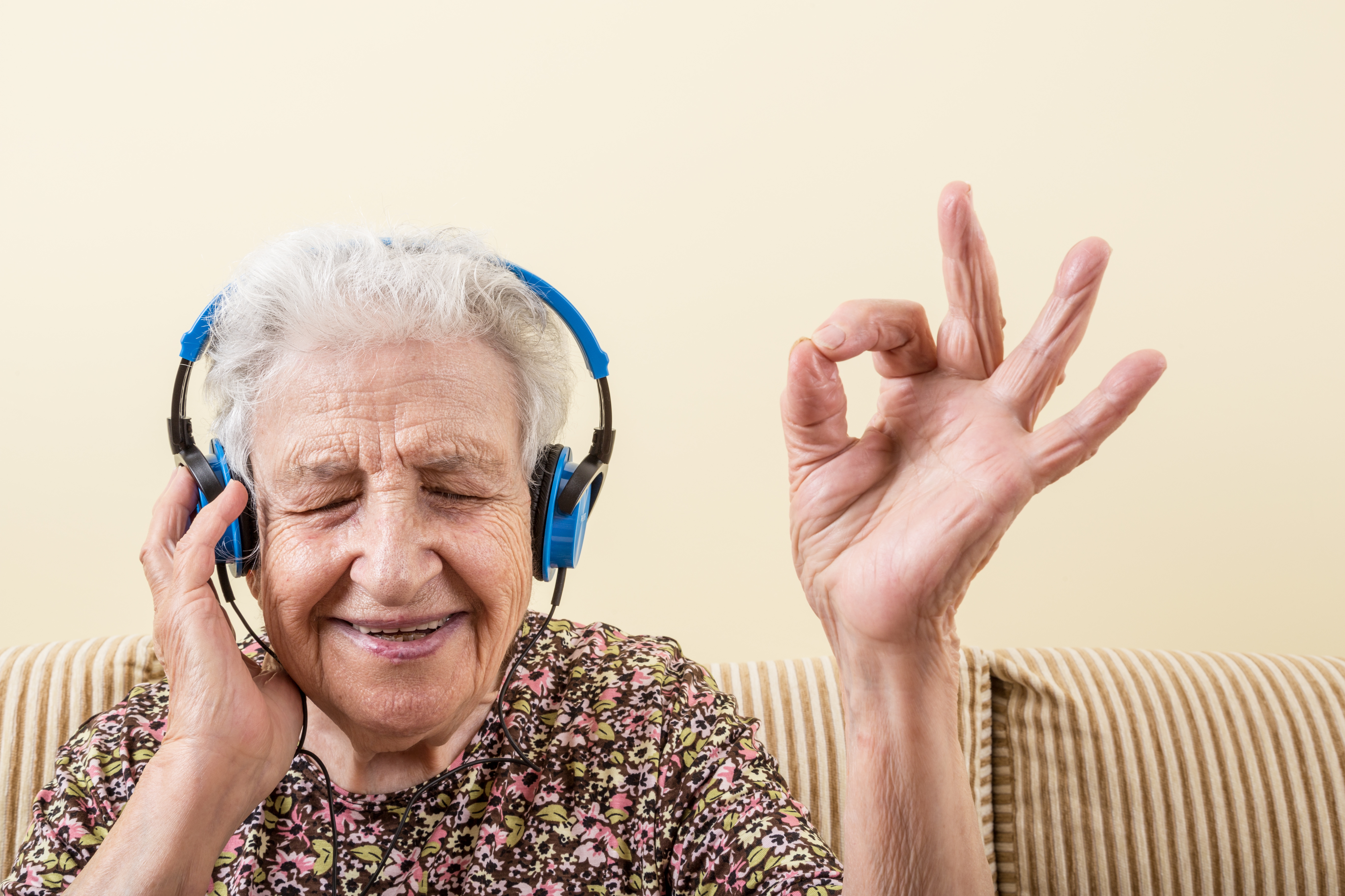 1 they listen to music now. Пожилые люди. Музыкотерапия для пожилых. Позитивные пожилые. Старуха в наушниках.