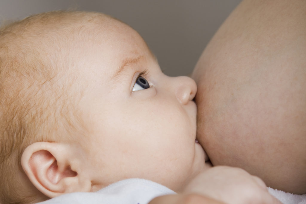 Für die Ernährung von Neugeborenen ist Muttermilch optimal, allerdings enthält auch diese nur geringe Mengen Vitamin D. (Bild: id-foto.de/fotolia.com)