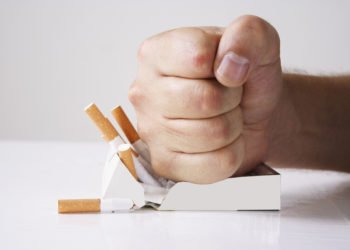 Immer weniger Männer sind dem Tabak verfallen. (Bild: Oleksandra Voinova/fotolia.com)
