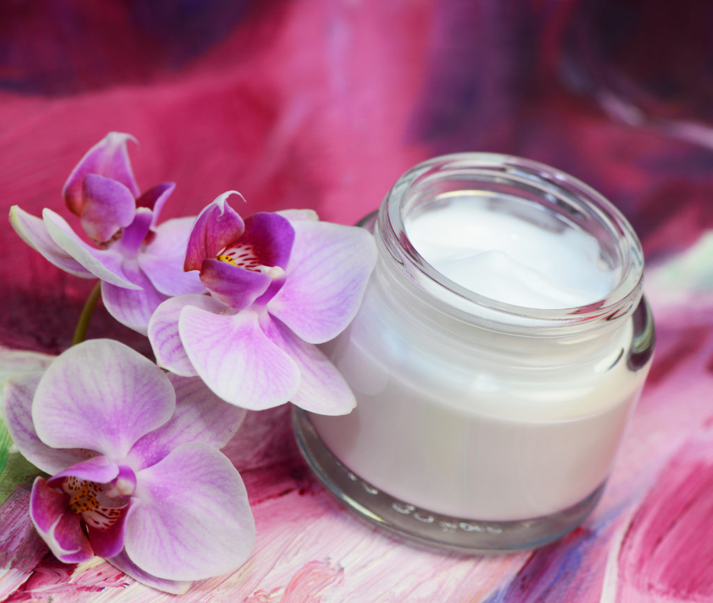 Zertifizierte Naturkosmetik ist garantiert frei von hormonell wirkende Substanzen. (Bild: Printemps/fotolia.com)