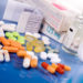 Bestimmte Medikamente wie z.B. Antibiotika können Nebenwirkungen wie Blähungen, Völlegefühl und Verdauungsbeschwerden haben. (Bild: grafikplusfoto/fotolia.com)