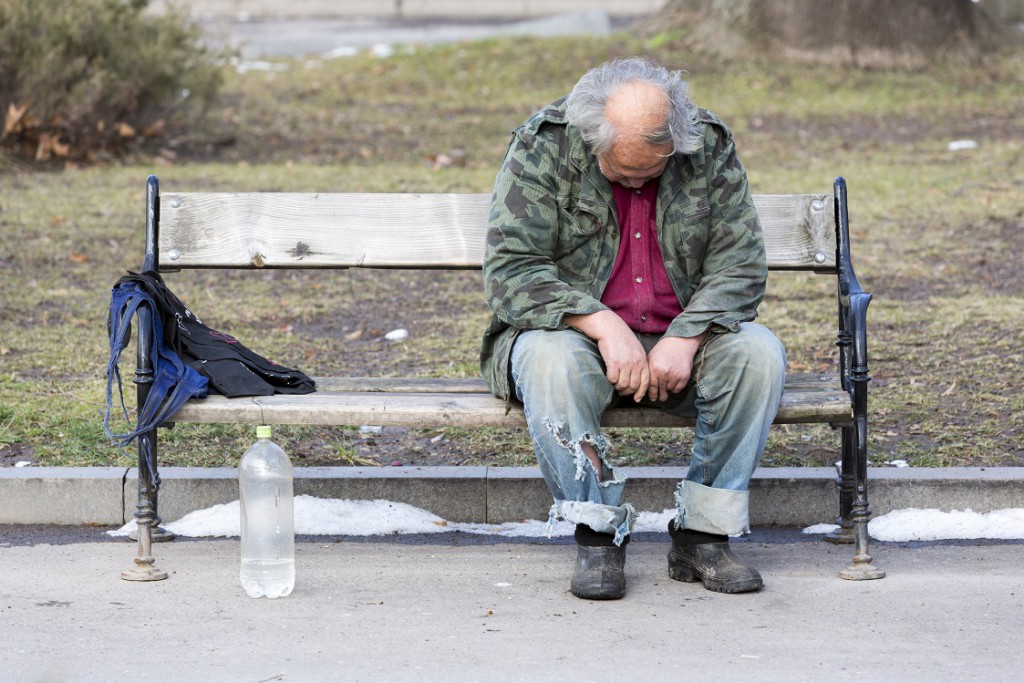 Immer wieder sterben Obdachlose, da sie zunächst die Kälte durch den übermäßigen Konsum von Alkohol nicht spüren. Bild: Thomas Reimer - fotolia