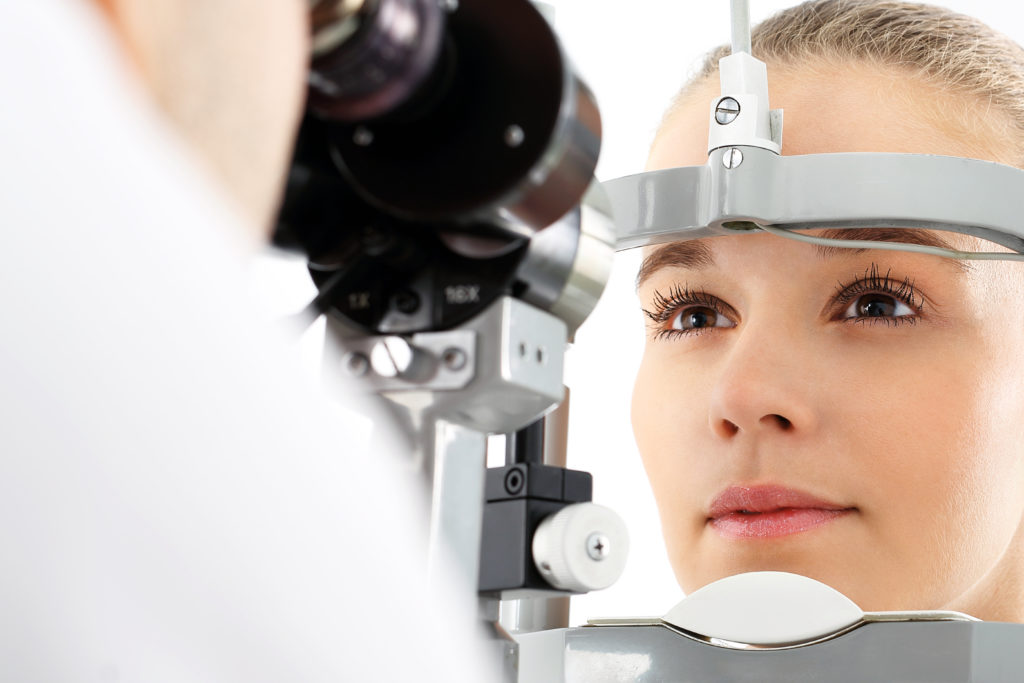 Augenuntersuchung: Die Hälfte aller Deutschen hat Probleme beim Sehen. Bild: Robert Przybysz - fotolia