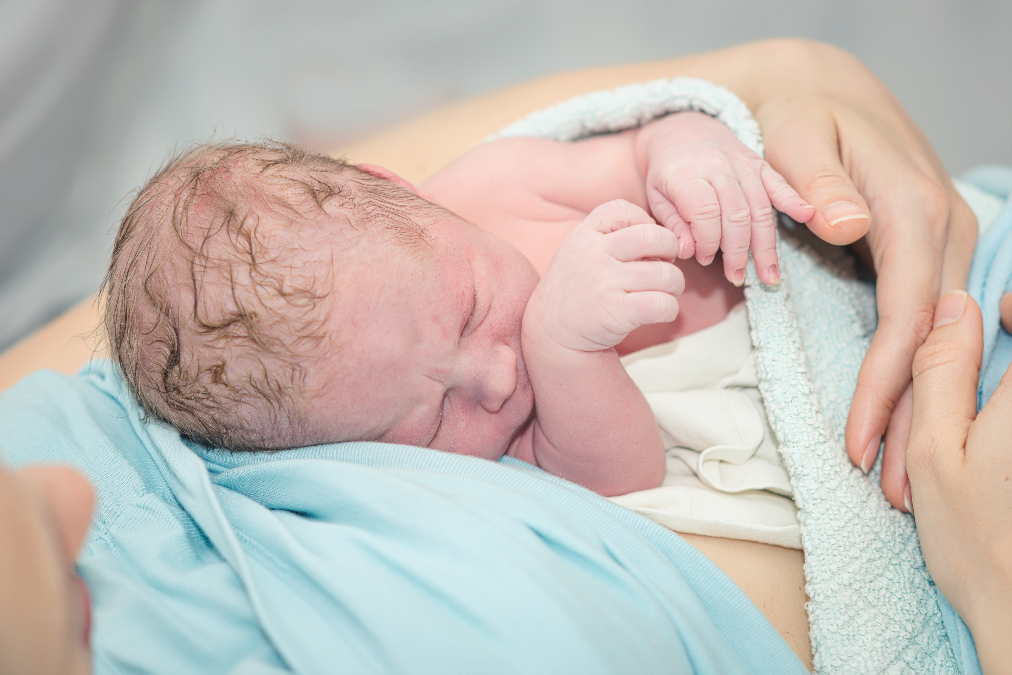 Föten im Fötus: Ein Säugling trägt bei der Geburt ein Baby im Bauch.