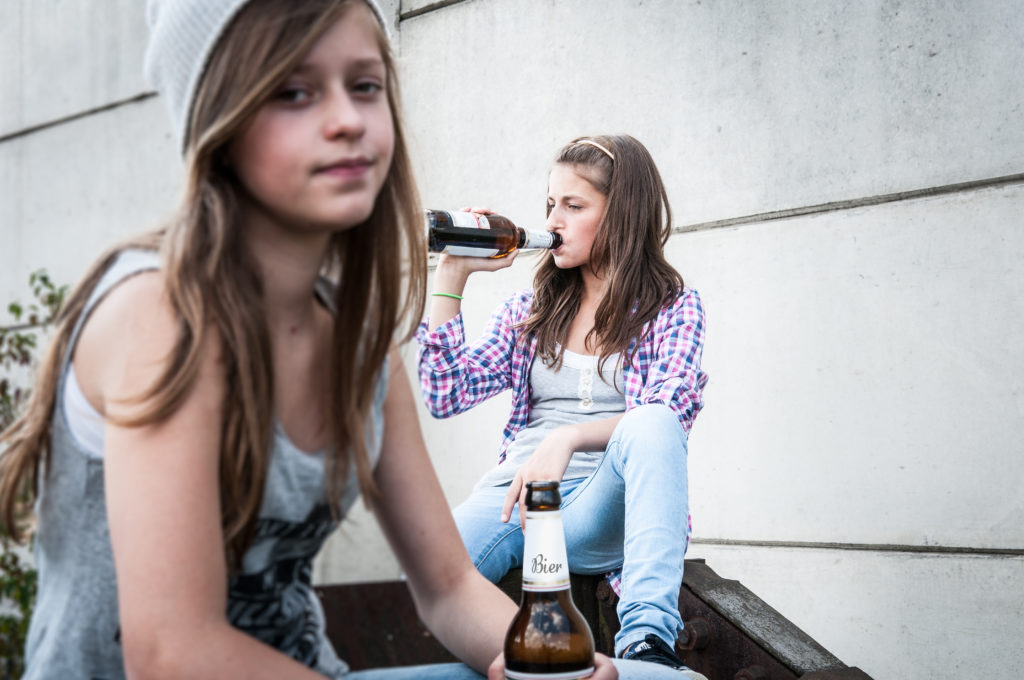 Mit Kindern über Alkohol und deren Gefahren offen sprechen. Bild: patrickjohn71 - fotolia