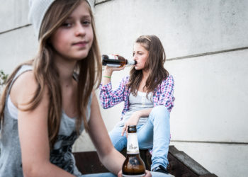 Mit Kindern über Alkohol und deren Gefahren offen sprechen. Bild: patrickjohn71 - fotolia