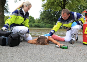 Warnung vor den Gesundheitsgefahren durch sogenanntes Komasaufen. Bild: RioPatuca Images - fotolia