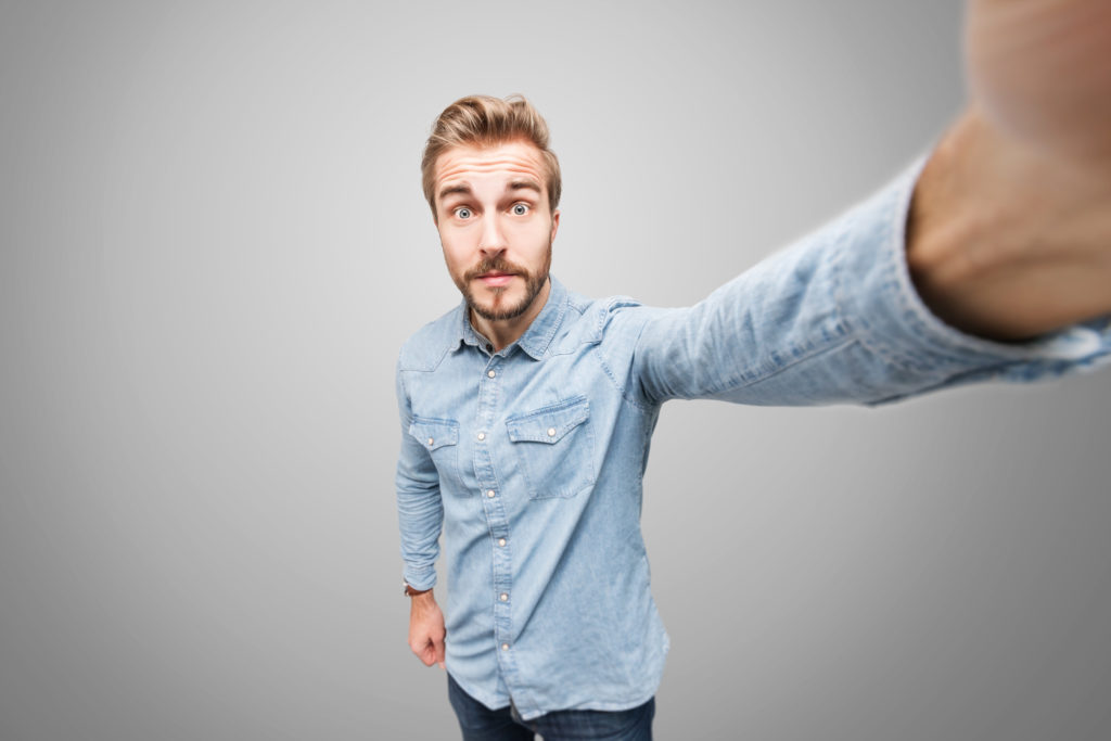 Selfies können Beziehungen schaden. Bild: lassedesignen -fotolia