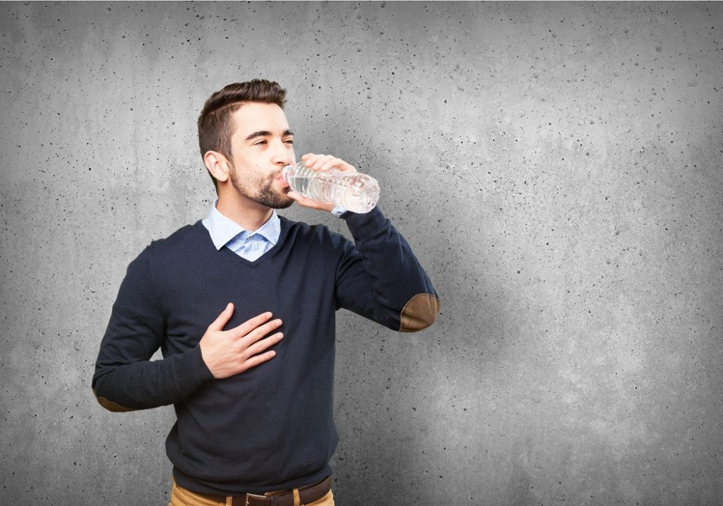 Immer ein Glas Wasser zum Bier trinken. Das verhindert einen Kater am nächsten Morgen. Bild: asierromero - fotolia