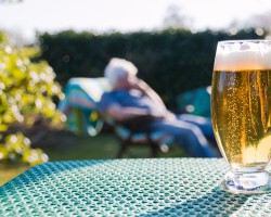 Volles Bierglas auf einem Tisch im Freien