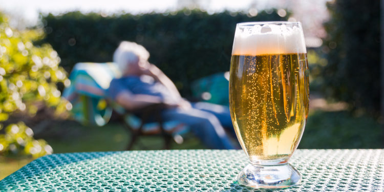 Volles Bierglas auf einem Tisch im Freien