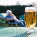 Volles Bierglas auf einem Tisch im Freien