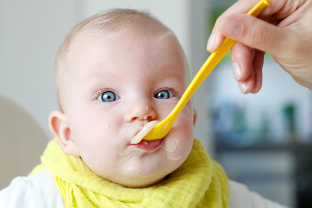 Wenn Babys auf ihrer Hand kauen, ist dies eine Zeichen dafür, dass sie langsam bereit für Beikost sind. (Bild: Reicher/fotolia.com)