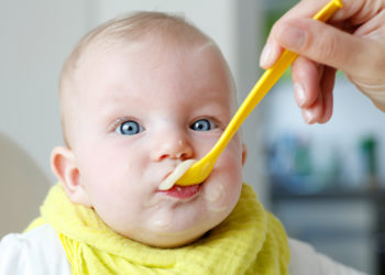 Wenn Babys auf ihrer Hand kauen, ist dies eine Zeichen dafür, dass sie langsam bereit für Beikost sind. (Bild: Reicher/fotolia.com)