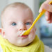 Wenn Babys auf ihrer Hand kauen, ist dies eine Zeichen dafür, dass sie langsam bereit für Beikost sind. (Bild: Reicher/fotolia.com)