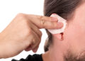 Ohrenbluten kann Folge von Verletzungen beim Reinigen sein, aber auch auf eine ernsthafte Erkrankung hinweisen. (Bild: Miriam Dörr/fotolia.com)