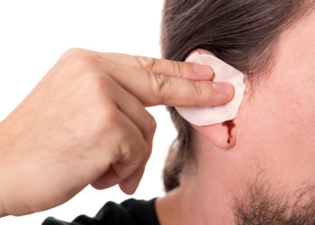 Ohrenbluten kann Folge von Verletzungen beim Reinigen sein, aber auch auf eine ernsthafte Erkrankung hinweisen. (Bild: Miriam Dörr/fotolia.com)