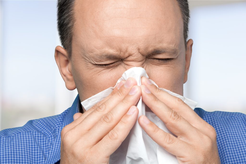 Mitunter sind die Beschwerden einer Pollenallergie nur schwer von einer vorübergehenden Erkältung zu unterscheiden. (Bild: BillionPhotos.com/fotolia.com)