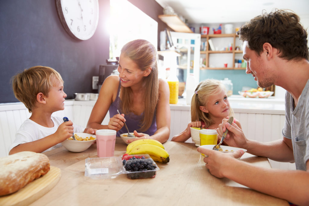 Schüler sollten frühstücken, um bessere Leistungen in der Schule zu bringen. Ein doppeltes Frühstück zu Hause und in der Schule führt nicht dazu, dass Kinder fettleibig oder übergewichtig werden. (Bild: Monkey Business/fotolia.com)