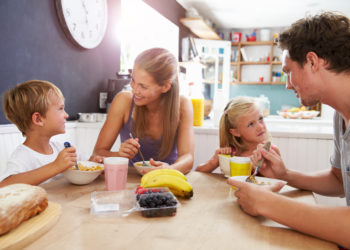 Manche Eltern streuen Zucker auf Lebensmittel wie Früchte oder Joghurt, um so die Kinder zu einer gesünderen Ernährungsweise zu animieren. Doch dieser Trick geht laut einer neuen Studie nach hinten los. (Bild: Monkey Business/fotolia.com)