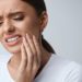 Probleme im Zahn- und Kieferbereich können massive Schmerzen im ganzen Gesicht hervorrufen. (Bild: puhhha/fotolia.com)