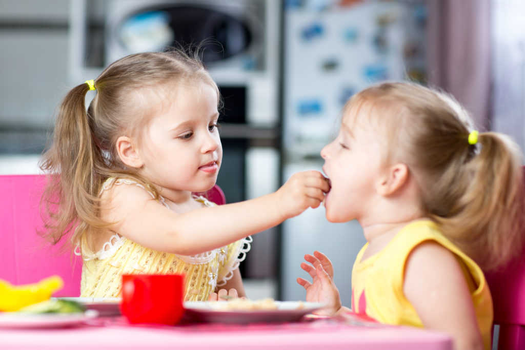 Kinder teilen vor allem zur Festigung sozialer Beziehungen und nicht aus moralischen Gründen. (Bild: Oksana Kuzmina/fotolia.com)