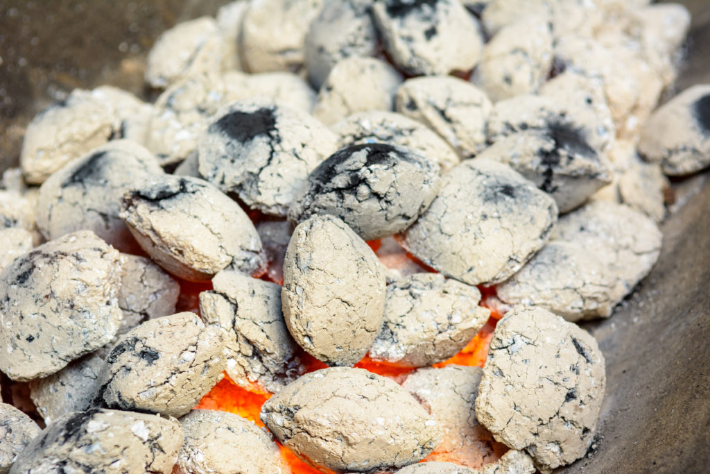 In Nordrhein-Westfalen starb ein Mann an einer Kohlenmonoxidvergiftung. Er heizte seine Wohnung mit einem Holzkohlengrill. (Bild: HERRKITZINGER/fotolia.com)