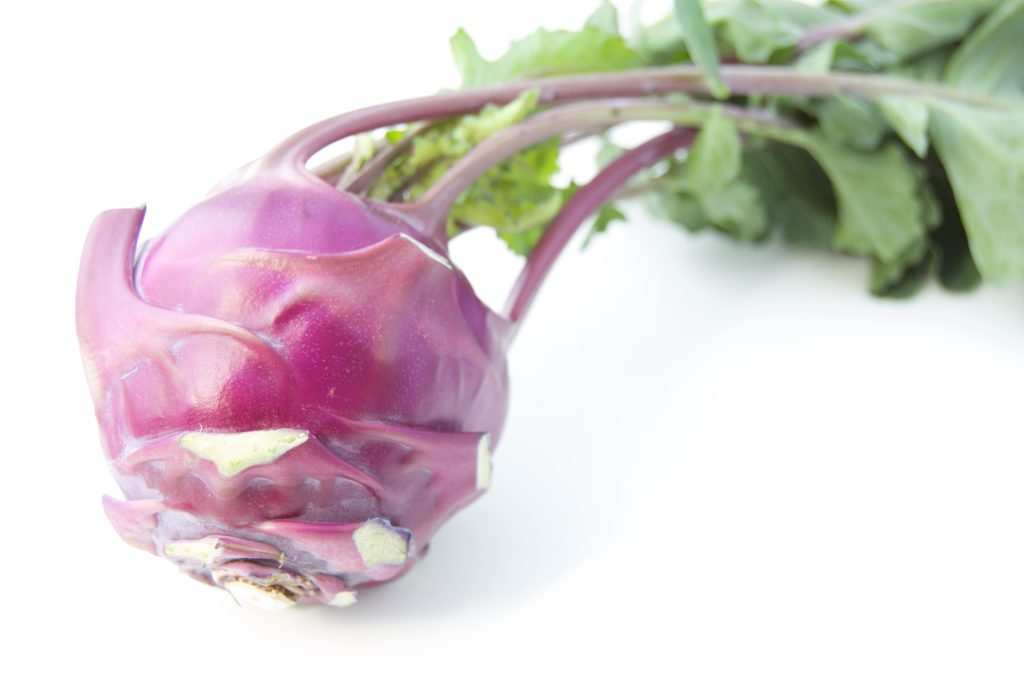 Kohlrabi ist ein besonders gesundes Gemüse, wobei sich grüne und violette Sorten allerdings leicht im Geschmack unterscheiden. (Bild: photolabo39/fotolia.com)