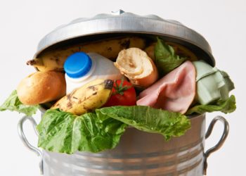 In Deutschland landen jedes Jahr mindestens elf Millionen Tonnen Lebensmittel im Müll. Besonders der falsche Umgang mit dem Mindesthaltbarkeitsdatum trägt zu dieser Verschwendung bei. (Bild: highwaystarz/fotolia.com)