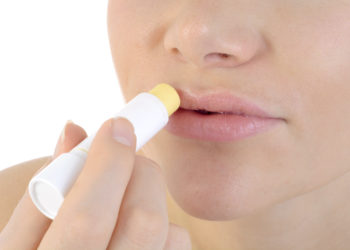Oft wird behauptet, dass man sich auch über Lippenpflegestifte mit Herpes infizieren kann. Stimmt das aber wirklich? (Bild: Dan Race/fotolia.com)