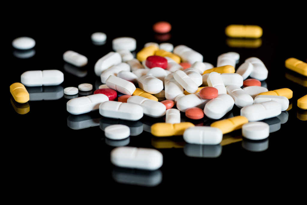 Nehmen Patienten mehrere Medikamente gleichzeitig ein, sollten sie dringend den Überblick über die eingenommen Präparate behalten und mögliche Wechselwirkungen beachten. (BIld: Andreas Schindl/fotolia.com)