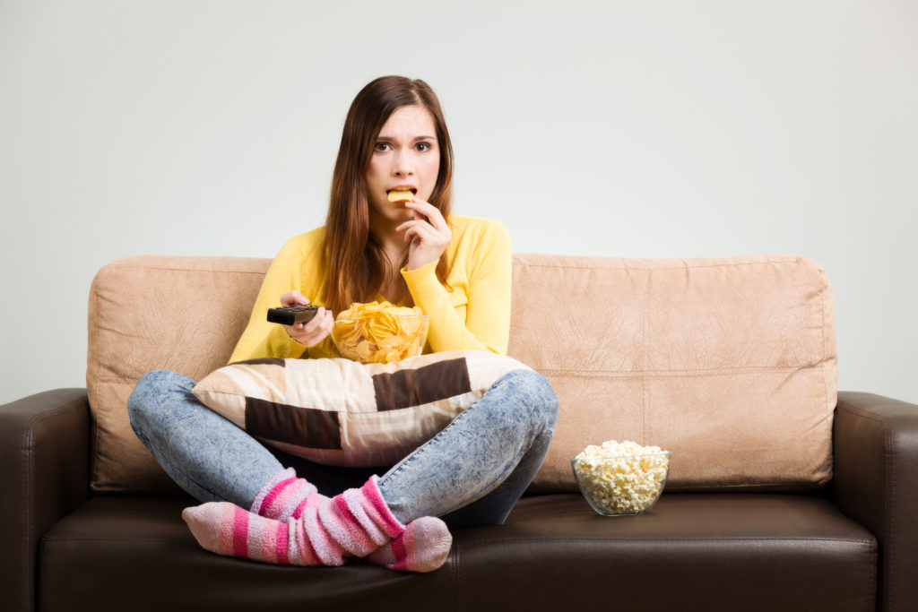 Wenn wir bei der Nahrungsaufnahme in einer stillen Umgebung sind und unsere Kaugeräusche hören können, essen wir weniger. Wissenschaftler bezeichenen dies als den Crunch-Effekt. (Bild: gkrphoto/fotolia.com)