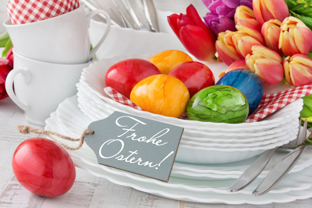 Zum Osterfest kommen meist bunt gefärbte Ostereier auf den Tisch. Experten geben Tipps zum richtigen lagern und färben. (Bild: Pixelot/fotolia.com)