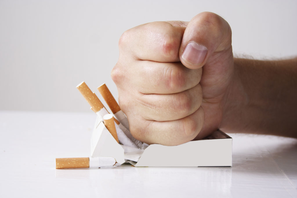Forscher stellten bei einer Untersuchung fest, dass Menschen den größten Erfolg haben, mit dem Rauchen aufzuhören, wenn sie dies abrupt tun. (Bild: Oleksandra Voinova/Fotolia.com)