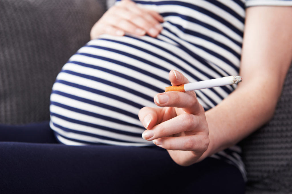 In Thüringen hören viele Frauen auch während der Schwangerschaft nicht auf zu rauchen. (Bild: highwaystarz/fotolia.com)