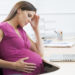 Stress bei Schwangeren kann bewirken, dass Neugeborene bei ihrer Geburt zu wenig wiegen. Außerdem steigt die Wahrscheinlichkeit für einige Erkrankungen. (Bild: Monkey Business/fotolia.com)