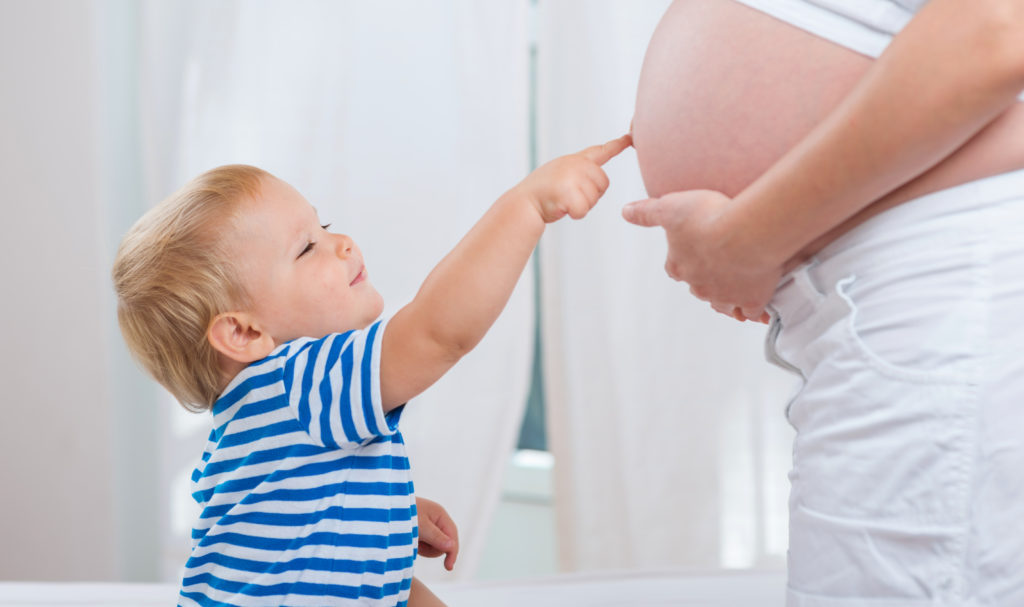 Schon in der Schwangerschaft beeinflussen die Darmbakterien der Mutter das Immunsystem der Kinder. (Bild: poplasen/fotolia.com)