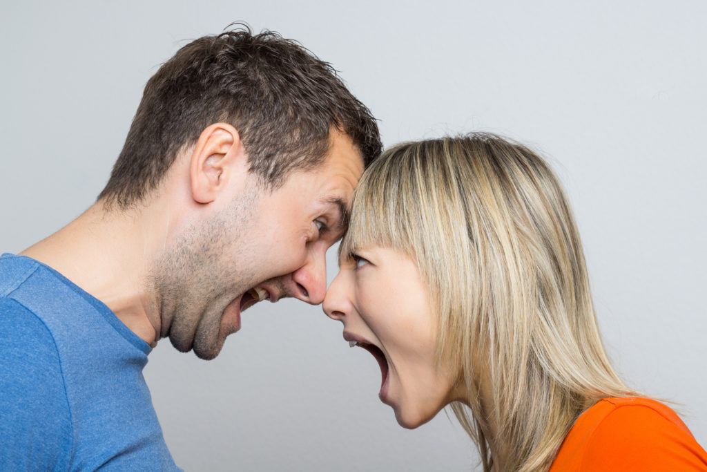 Ein emotionaler, lauter Streit in der Partnerschaft kann ein Hinweis auf eine baldige Trennung sein. Paare können den Umgang mit Konflikten trainieren. (Bild: DDRockstar/fotolia.com)