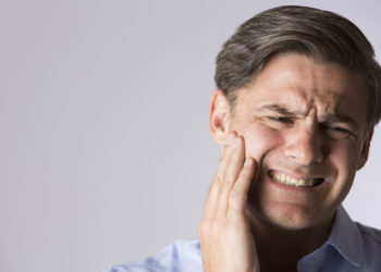 Zahnschmerzen sollten keinesfalls ignoriert werden, da sie zum Beispiel im Zusammenhang mit einer Wurzelentzündung stehen können. (Bild: Daisy Daisy/fotolia.com)