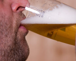 Mann trinkt Bier aus einem Glas