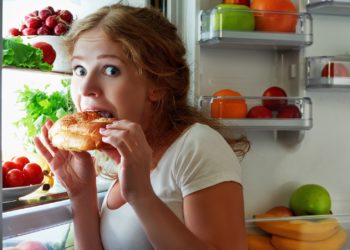 Wissenschaftler haben untersucht, wie effektiv die verschiedenen Therapieformen bei einer Binge-Eating-Störung sind. Die Psychotherapie hat sich dabei als hoch effektiv in der Behandlung der Essanfälle erwiesen. (Bild: JenkoAtaman/fotolia.com)